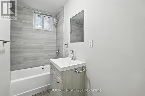 224 Rosslyn Avenue N, Hamilton, ON - Indoor Photo Showing Bathroom