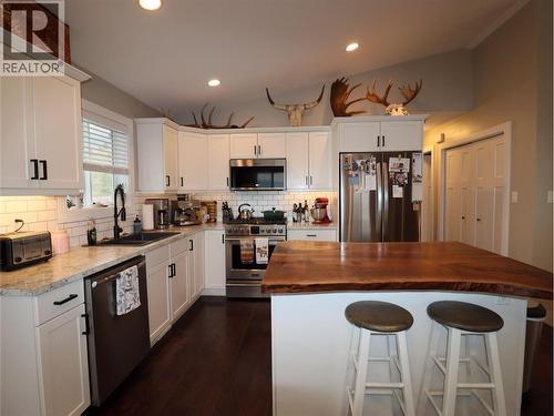 251 Golden Way, Grand Forks, BC - Indoor Photo Showing Kitchen