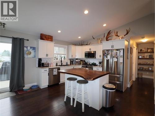 251 Golden Way, Grand Forks, BC - Indoor Photo Showing Kitchen
