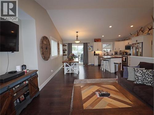 251 Golden Way, Grand Forks, BC - Indoor Photo Showing Living Room