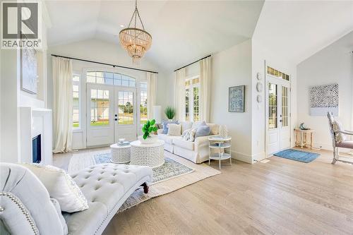 7604 Thomas Street, Plympton-Wyoming, ON - Indoor Photo Showing Living Room