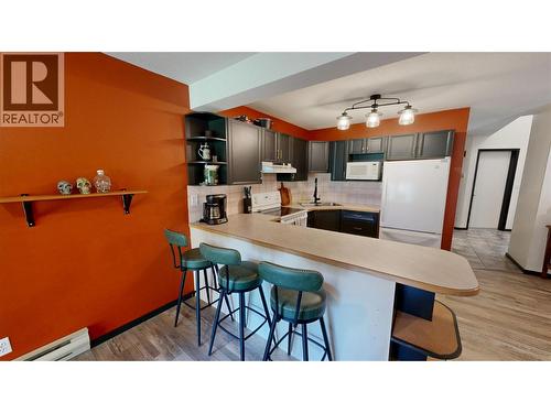 4850 Mckay Street Unit# 2, Radium Hot Springs, BC - Indoor Photo Showing Kitchen