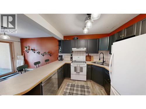 4850 Mckay Street Unit# 2, Radium Hot Springs, BC - Indoor Photo Showing Kitchen With Double Sink