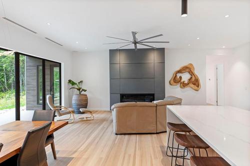 5147 Sunset Drive, Eagle Bay, BC - Indoor