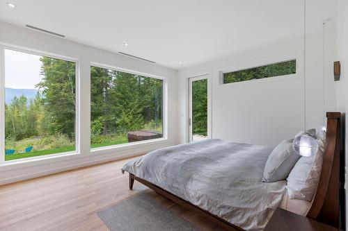 5147 Sunset Drive, Eagle Bay, BC - Indoor Photo Showing Bedroom