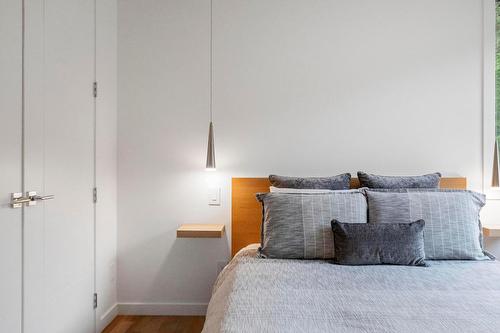 5147 Sunset Drive, Eagle Bay, BC - Indoor Photo Showing Bedroom