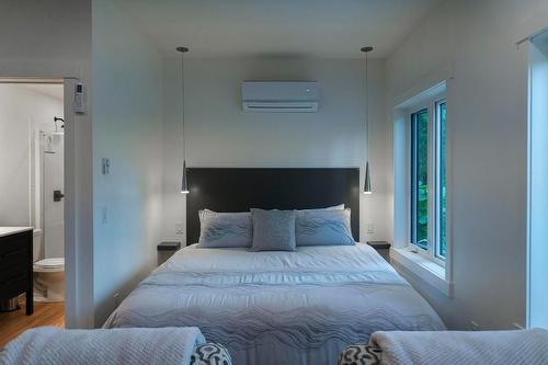 5147 Sunset Drive, Eagle Bay, BC - Indoor Photo Showing Bedroom