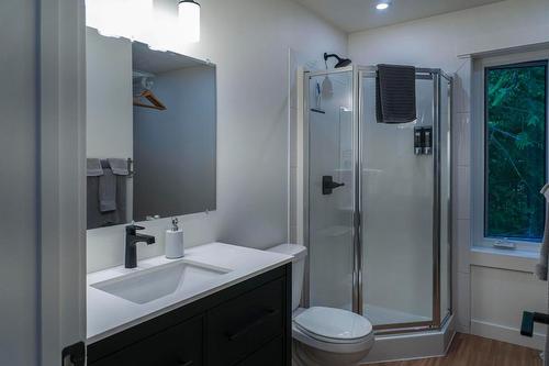 5147 Sunset Drive, Eagle Bay, BC - Indoor Photo Showing Bathroom