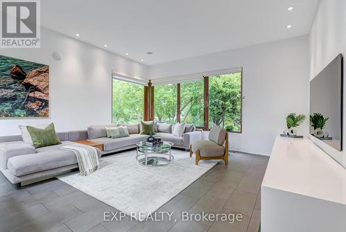26 Richmond Drive, Brampton, ON - Indoor Photo Showing Living Room