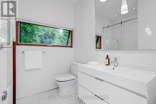 26 Richmond Drive, Brampton, ON - Indoor Photo Showing Bathroom