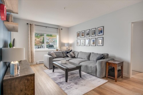 112-4830 Cedar Ridge Pl, Nanaimo, BC - Indoor Photo Showing Living Room