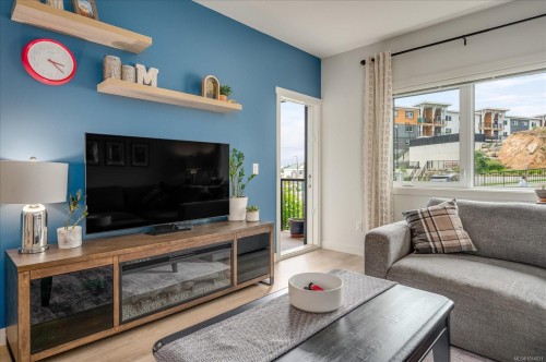 112-4830 Cedar Ridge Pl, Nanaimo, BC - Indoor Photo Showing Living Room