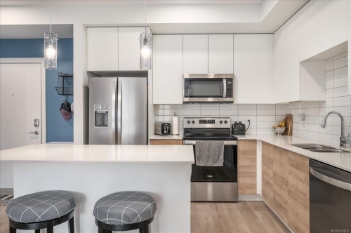 112-4830 Cedar Ridge Pl, Nanaimo, BC - Indoor Photo Showing Kitchen With Double Sink With Upgraded Kitchen