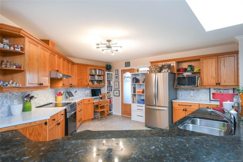 302-501 4Th St, Courtenay, BC - Indoor Photo Showing Kitchen With Double Sink