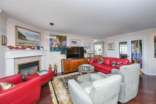 302-501 4Th St, Courtenay, BC - Indoor Photo Showing Living Room With Fireplace