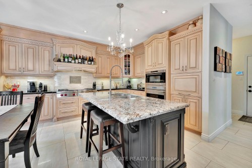 3 Rianna Court, Hamilton, ON - Indoor Photo Showing Kitchen With Double Sink With Upgraded Kitchen