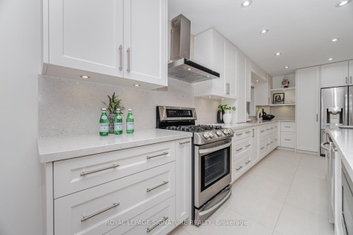 5217 Fallingbrook Drive, Mississauga, ON - Indoor Photo Showing Kitchen With Upgraded Kitchen