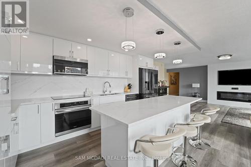 1207 - 3650 Kaneff Crescent, Mississauga, ON - Indoor Photo Showing Kitchen With Upgraded Kitchen