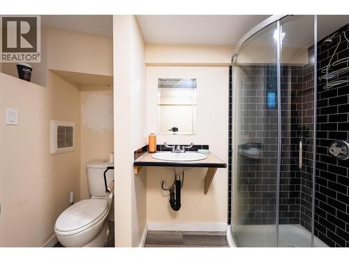 320 Chatham Street, Nelson, BC - Indoor Photo Showing Bathroom