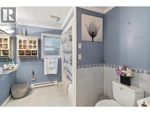 MAIN BATHROOM - Tub/Shower unit - 3404 Alexis Park Drive, Vernon, BC - Indoor Photo Showing Bathroom
