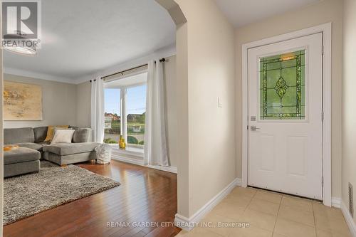 174 Mud Street W, Grimsby, ON - Indoor Photo Showing Living Room