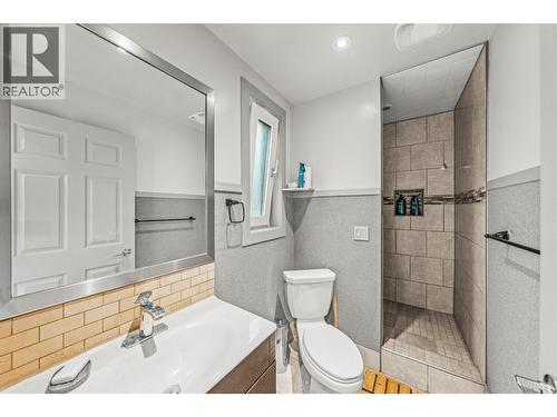 5936 Highway 6, Coldstream, BC - Indoor Photo Showing Bathroom