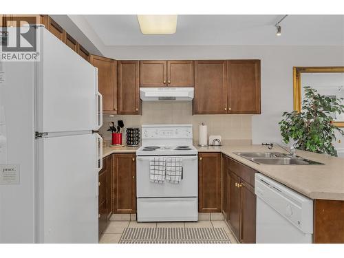 215 Kettleview Road Unit# 402, Big White, BC - Indoor Photo Showing Kitchen With Double Sink