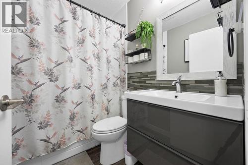 11701 Coldstream Creek Road, Coldstream, BC - Indoor Photo Showing Bathroom