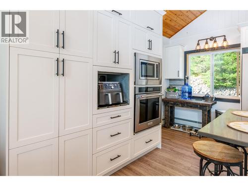 6171 50 Street Nw, Salmon Arm, BC - Indoor Photo Showing Kitchen