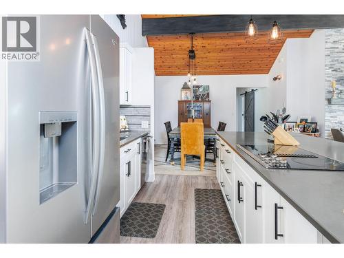 6171 50 Street Nw, Salmon Arm, BC - Indoor Photo Showing Kitchen