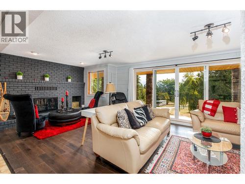 6171 50 Street Nw, Salmon Arm, BC - Indoor Photo Showing Living Room