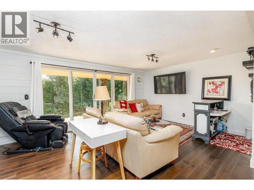 6171 50 Street Nw, Salmon Arm, BC - Indoor Photo Showing Living Room