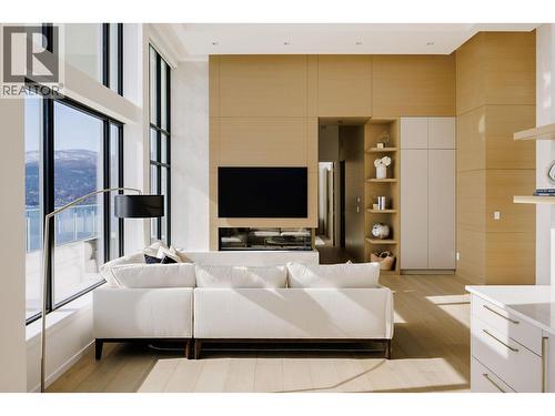 1181 Sunset Drive Unit# 2901, Kelowna, BC - Indoor Photo Showing Living Room