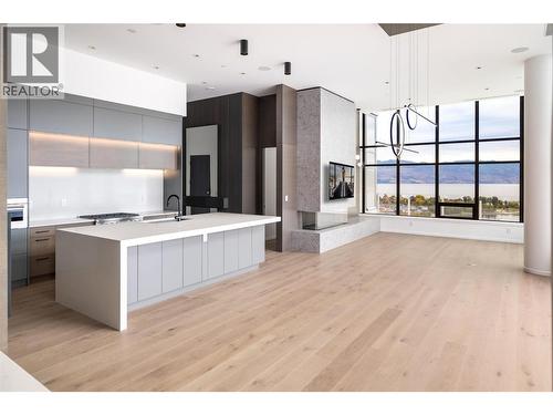 1181 Sunset Drive Unit# 2902, Kelowna, BC - Indoor Photo Showing Kitchen With Upgraded Kitchen