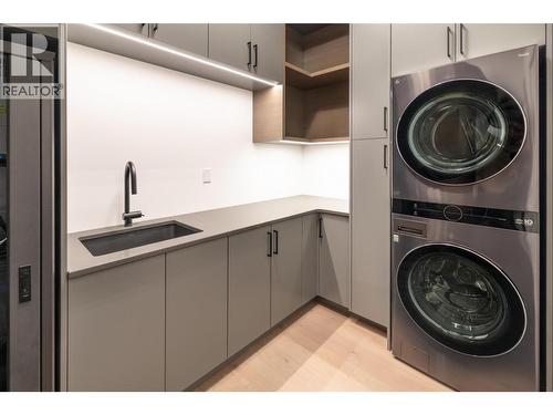 1181 Sunset Drive Unit# 2902, Kelowna, BC - Indoor Photo Showing Laundry Room