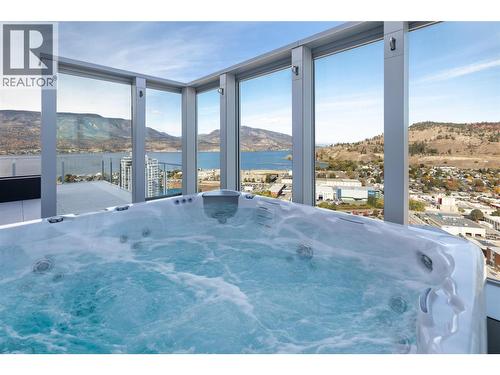 1181 Sunset Drive Unit# 2902, Kelowna, BC - Indoor Photo Showing Bedroom