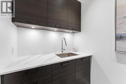 1181 Sunset Drive Unit# 2801, Kelowna, BC - Indoor Photo Showing Kitchen