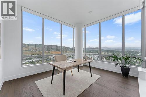 1181 Sunset Drive Unit# 2801, Kelowna, BC - Indoor Photo Showing Living Room