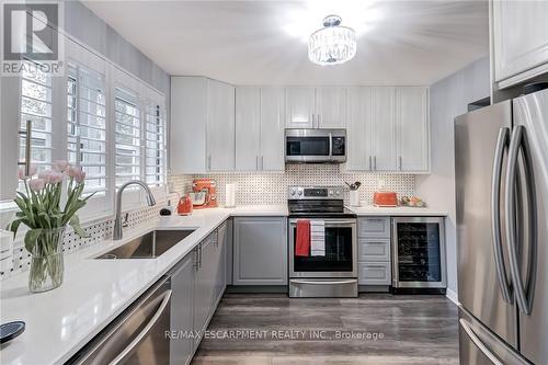 48 - 2825 Gananoque Drive, Mississauga, ON - Indoor Photo Showing Kitchen With Stainless Steel Kitchen With Upgraded Kitchen