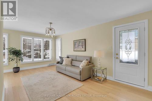 1712 Playfair Drive, Ottawa, ON - Indoor Photo Showing Living Room