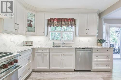 Plenty of counterspace - 2139 Brays Lane, Oakville (Ga Glen Abbey), ON - Indoor Photo Showing Kitchen With Upgraded Kitchen