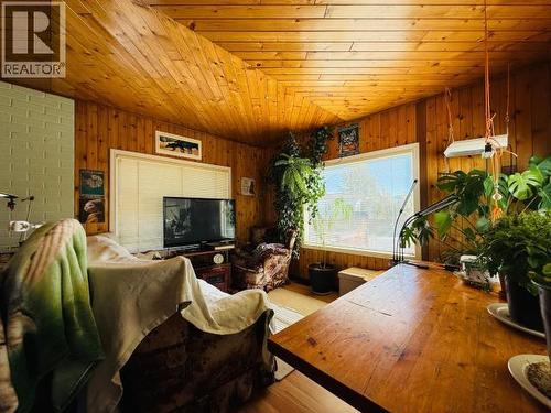 27-833 Range Road, Whitehorse, YT - Indoor Photo Showing Living Room