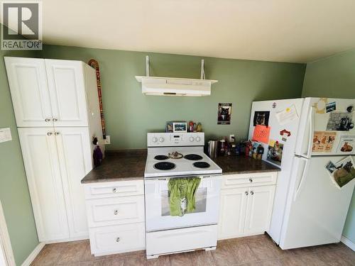 27-833 Range Road, Whitehorse, YT - Indoor Photo Showing Kitchen
