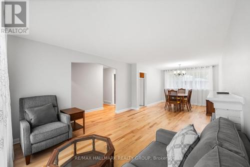 853 Chapman Boulevard, Ottawa, ON - Indoor Photo Showing Living Room