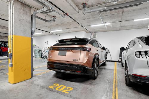 Parking - 202-180 34E Rue O., Venise-En-Québec, QC - Indoor Photo Showing Garage