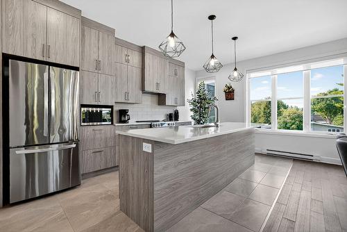 Kitchen - 202-180 34E Rue O., Venise-En-Québec, QC - Indoor Photo Showing Kitchen With Upgraded Kitchen