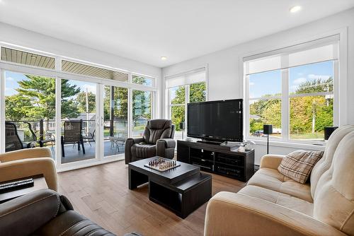 Living room - 202-180 34E Rue O., Venise-En-Québec, QC - Indoor Photo Showing Living Room