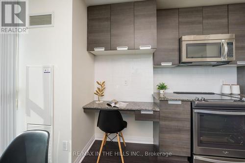 2007 - 55 Eglinton Avenue W, Mississauga, ON - Indoor Photo Showing Kitchen With Upgraded Kitchen
