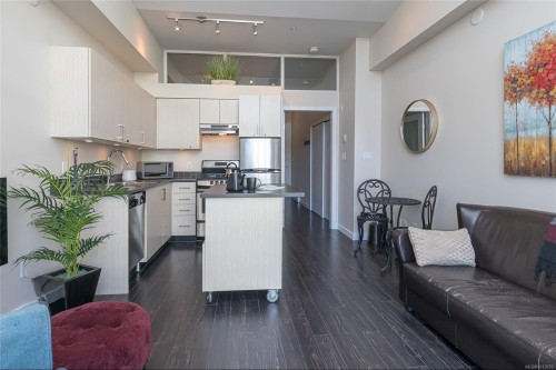 402-1121 Fort St, Victoria, BC - Indoor Photo Showing Kitchen