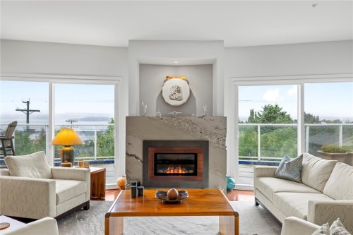 401-650 Prideaux St, Nanaimo, BC - Indoor Photo Showing Living Room With Fireplace